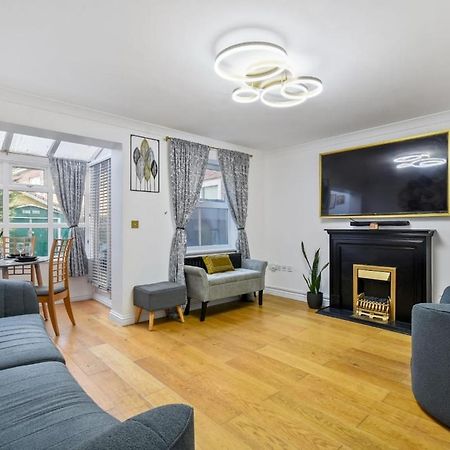 5 Min To Heathrow & Uxbridge Station With Parking Villa Hillingdon Exterior photo