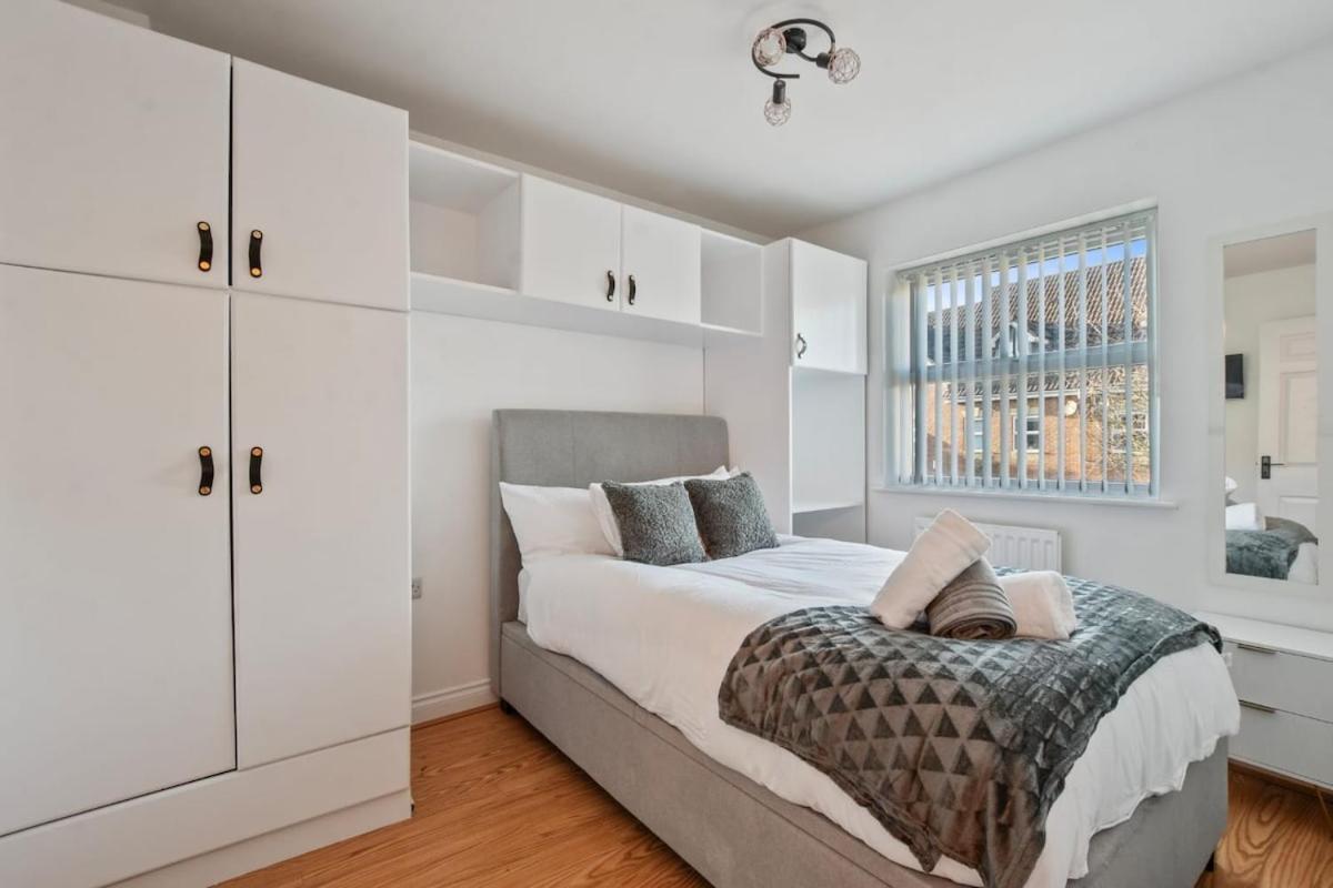 5 Min To Heathrow & Uxbridge Station With Parking Villa Hillingdon Exterior photo