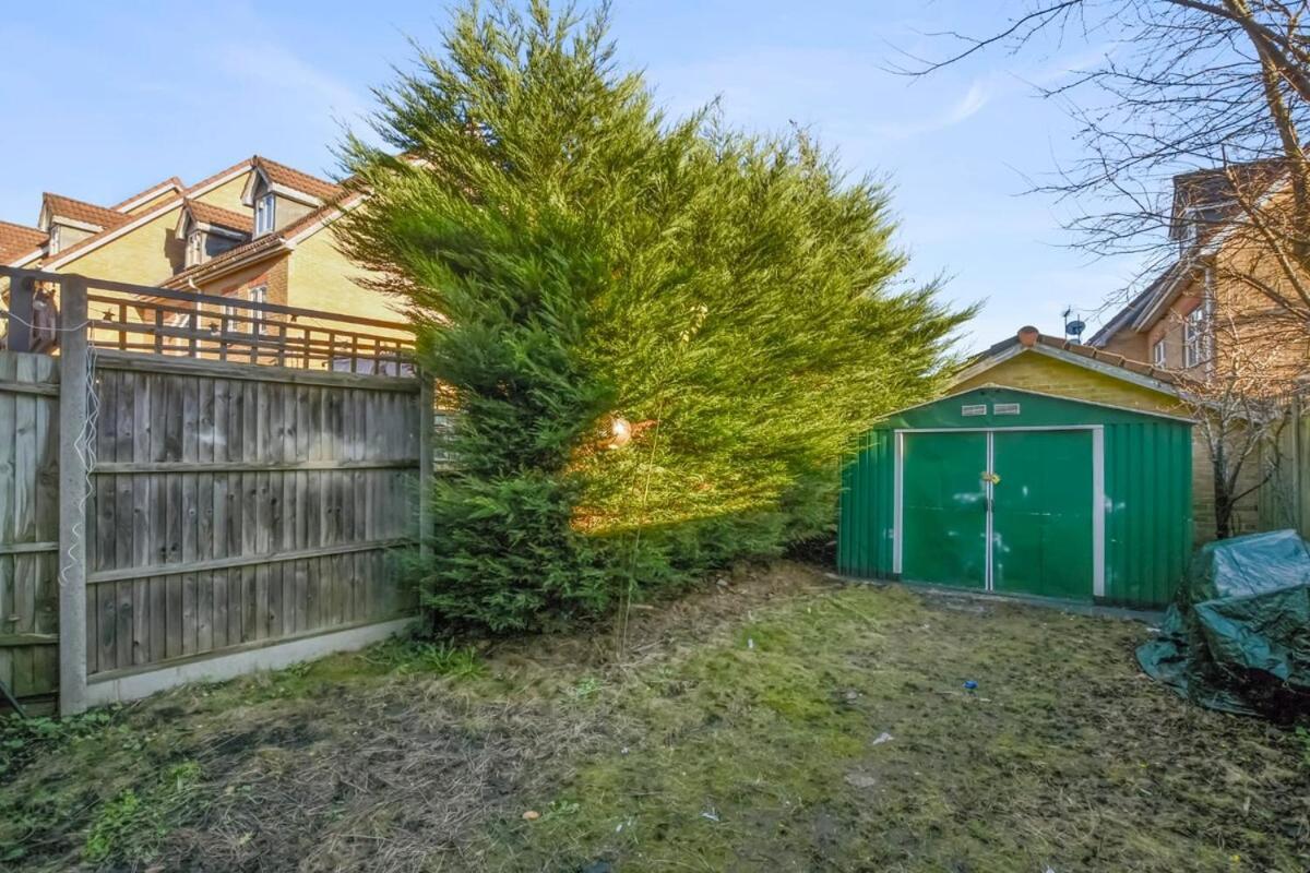 5 Min To Heathrow & Uxbridge Station With Parking Villa Hillingdon Exterior photo
