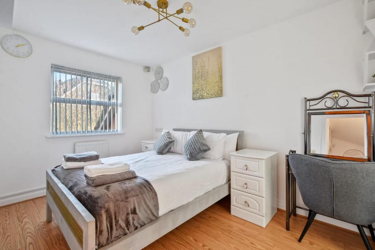 5 Min To Heathrow & Uxbridge Station With Parking Villa Hillingdon Exterior photo