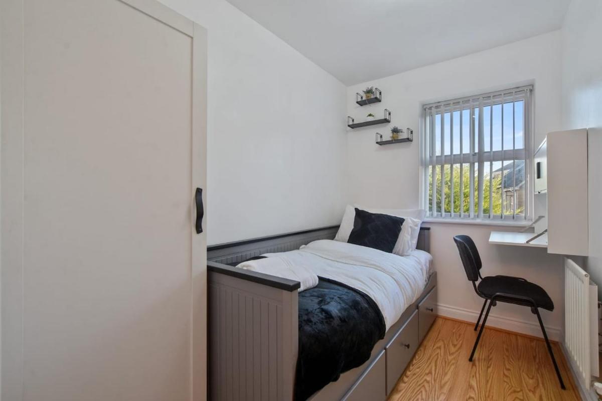 5 Min To Heathrow & Uxbridge Station With Parking Villa Hillingdon Exterior photo