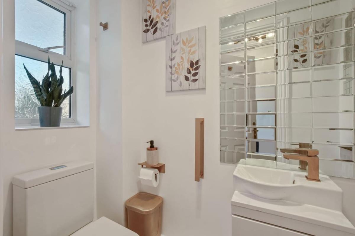 5 Min To Heathrow & Uxbridge Station With Parking Villa Hillingdon Exterior photo