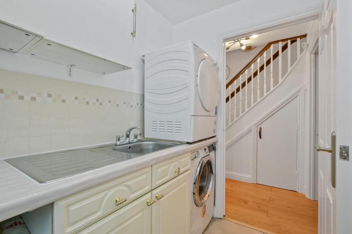 5 Min To Heathrow & Uxbridge Station With Parking Villa Hillingdon Exterior photo