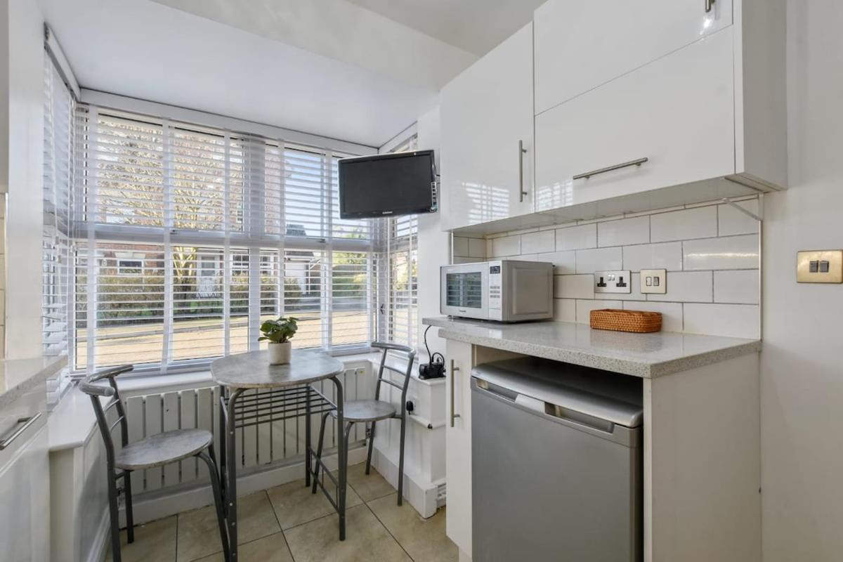 5 Min To Heathrow & Uxbridge Station With Parking Villa Hillingdon Exterior photo