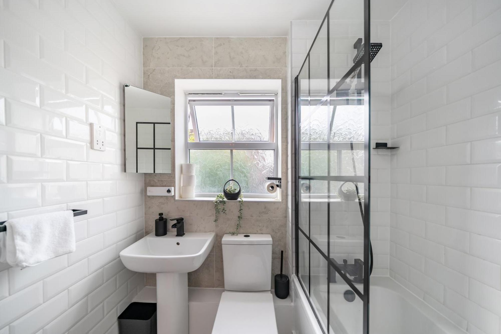 5 Min To Heathrow & Uxbridge Station With Parking Villa Hillingdon Exterior photo
