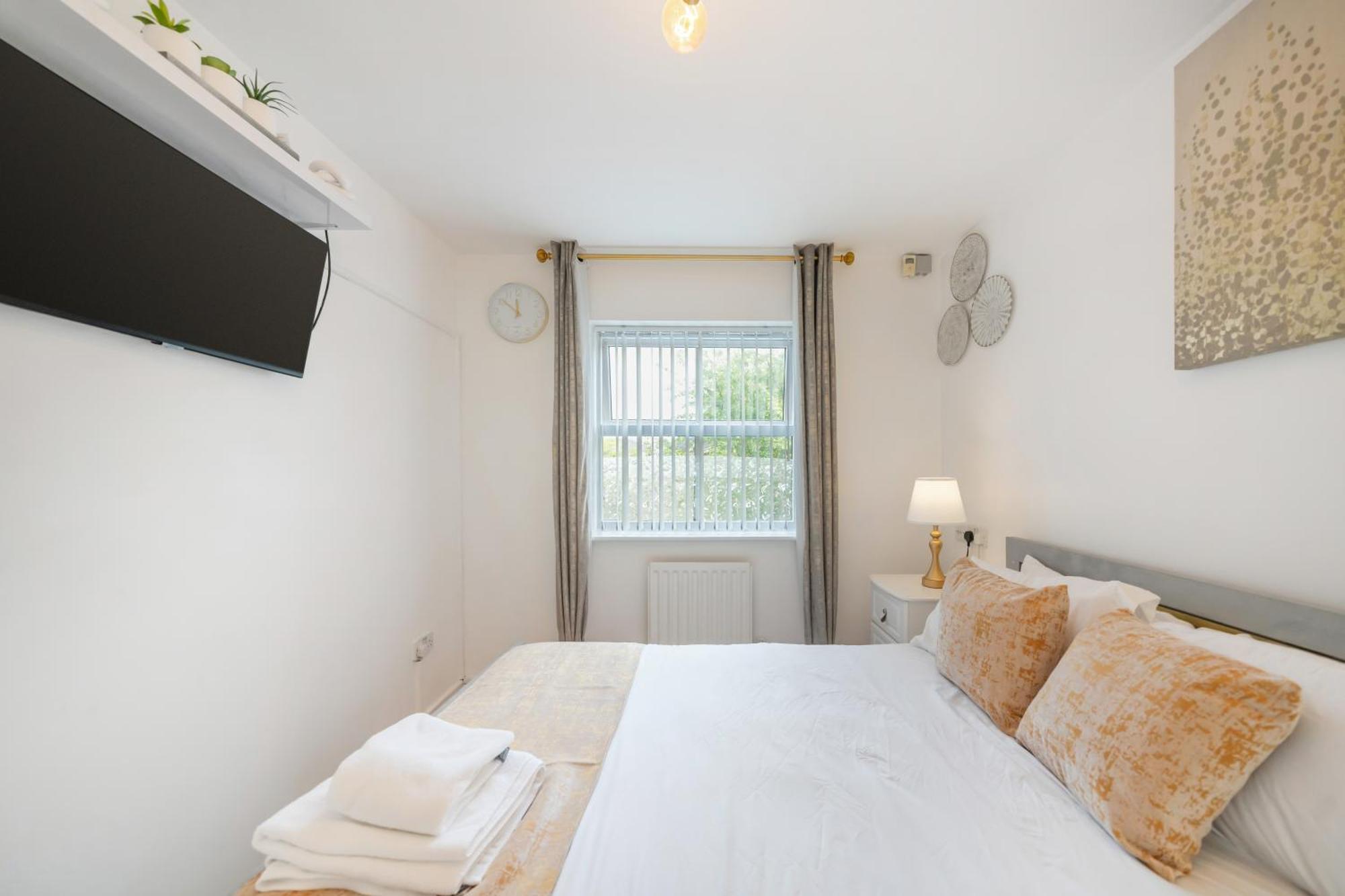 5 Min To Heathrow & Uxbridge Station With Parking Villa Hillingdon Exterior photo