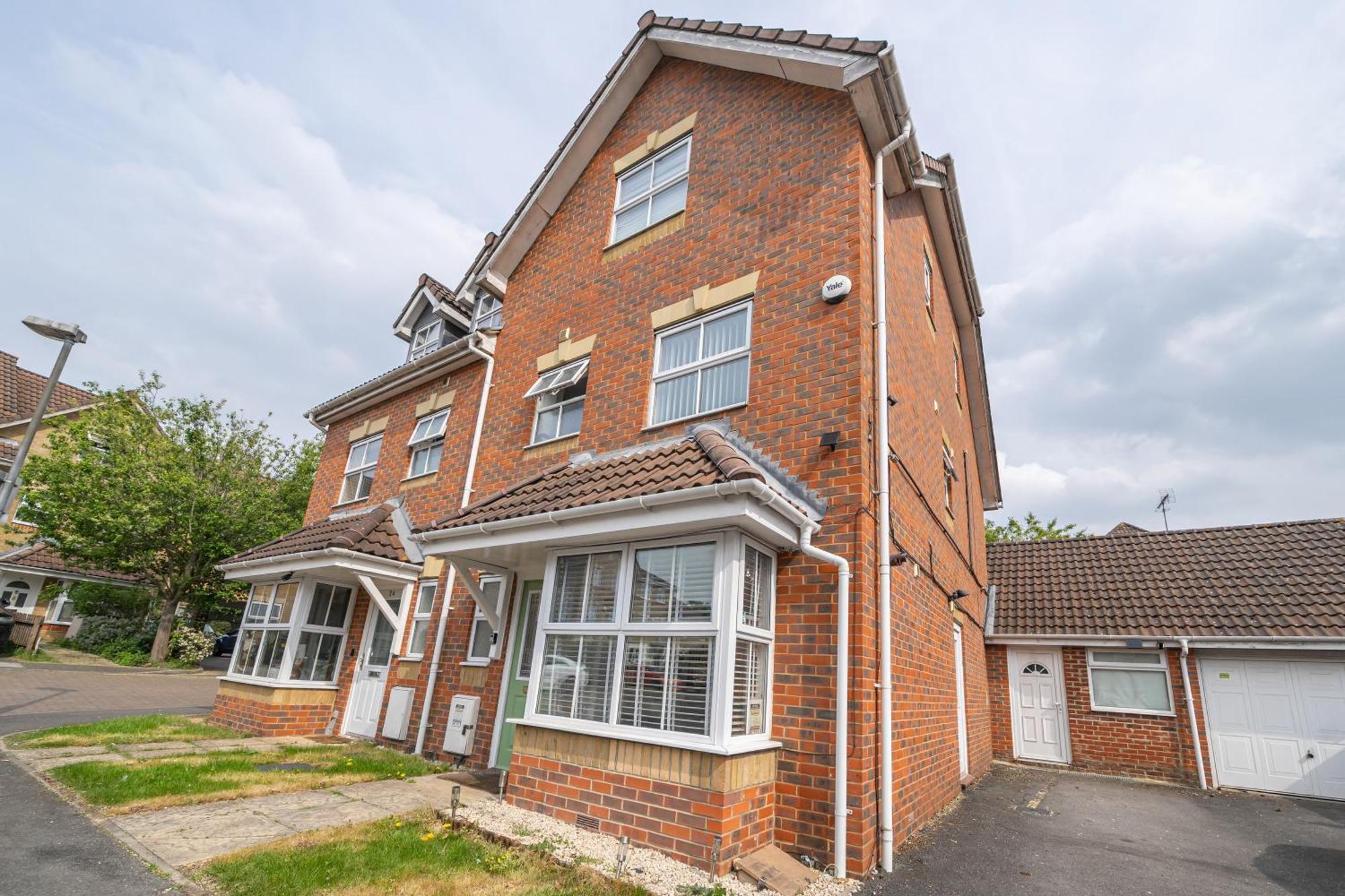 5 Min To Heathrow & Uxbridge Station With Parking Villa Hillingdon Exterior photo