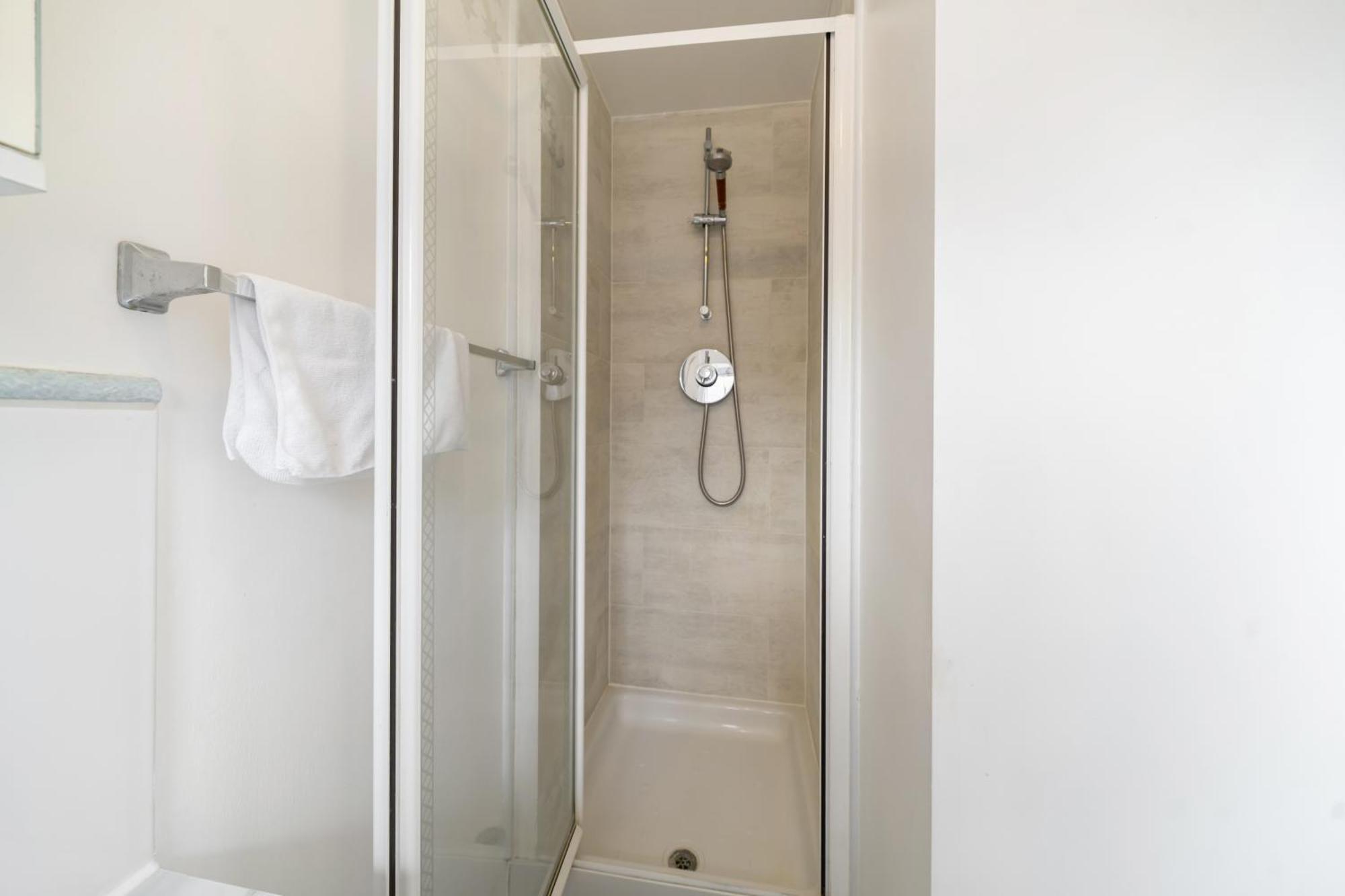 5 Min To Heathrow & Uxbridge Station With Parking Villa Hillingdon Exterior photo
