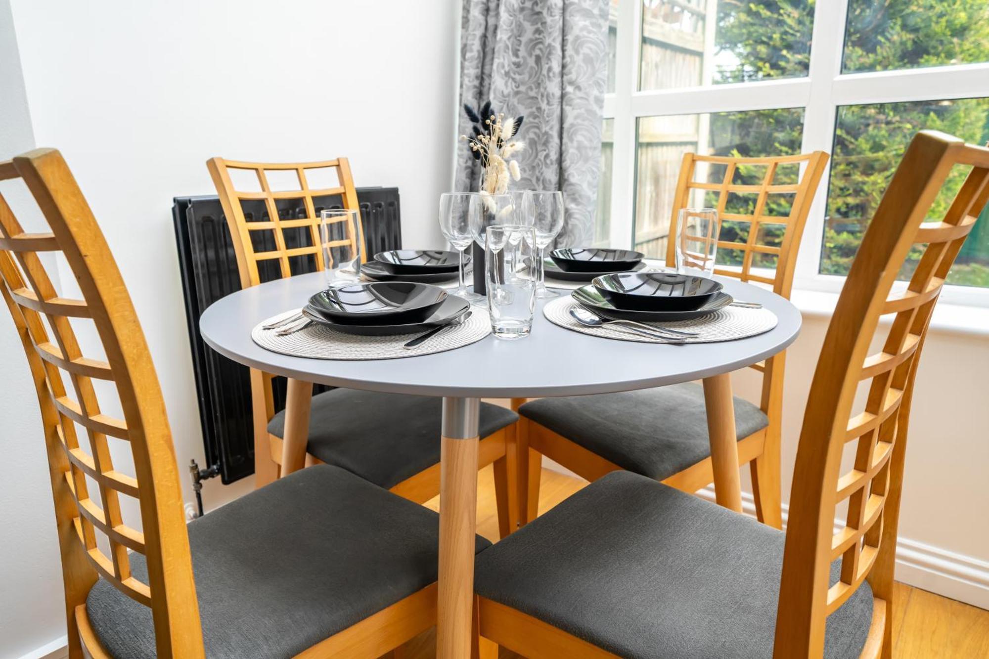 5 Min To Heathrow & Uxbridge Station With Parking Villa Hillingdon Exterior photo