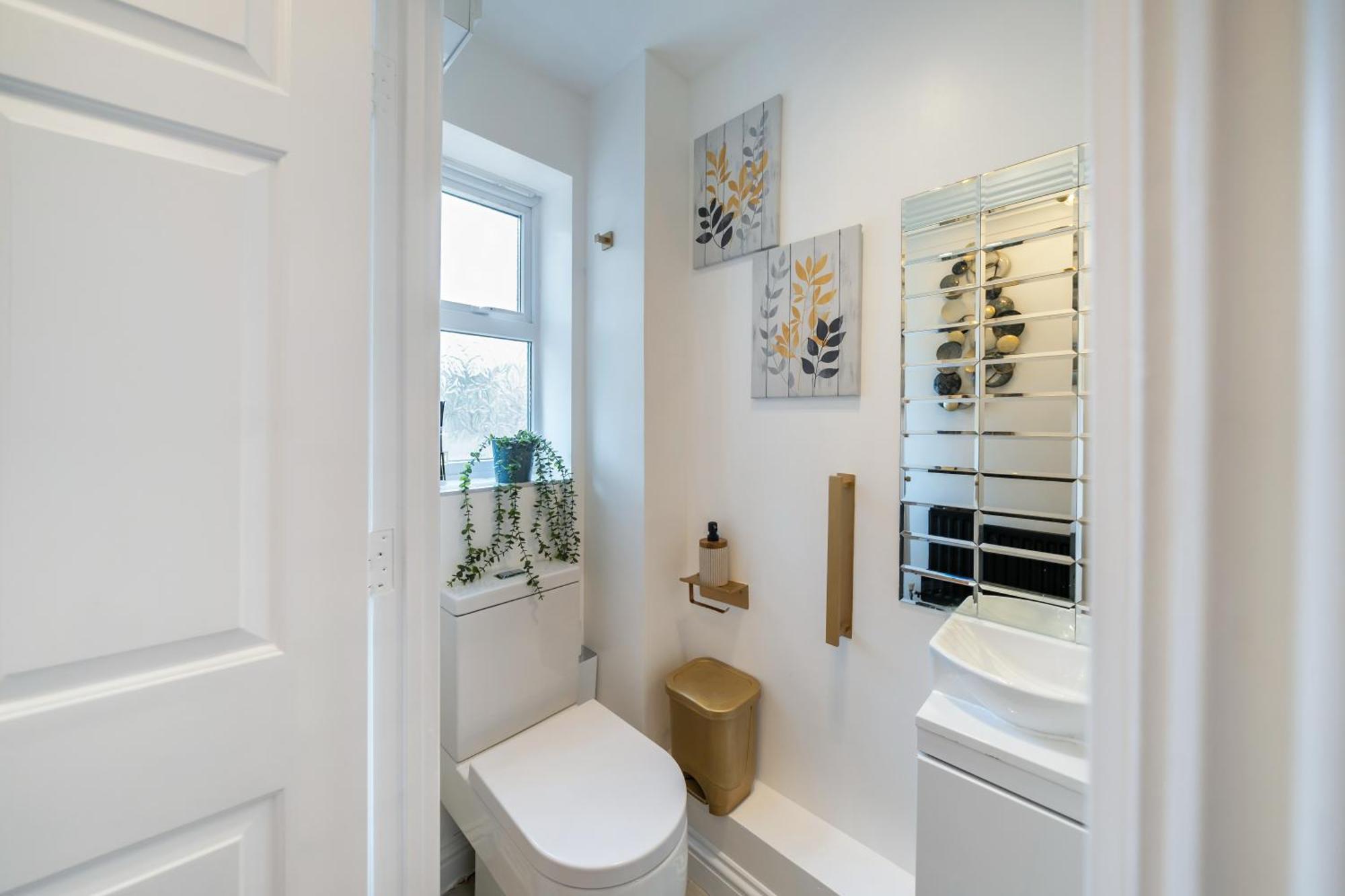 5 Min To Heathrow & Uxbridge Station With Parking Villa Hillingdon Exterior photo