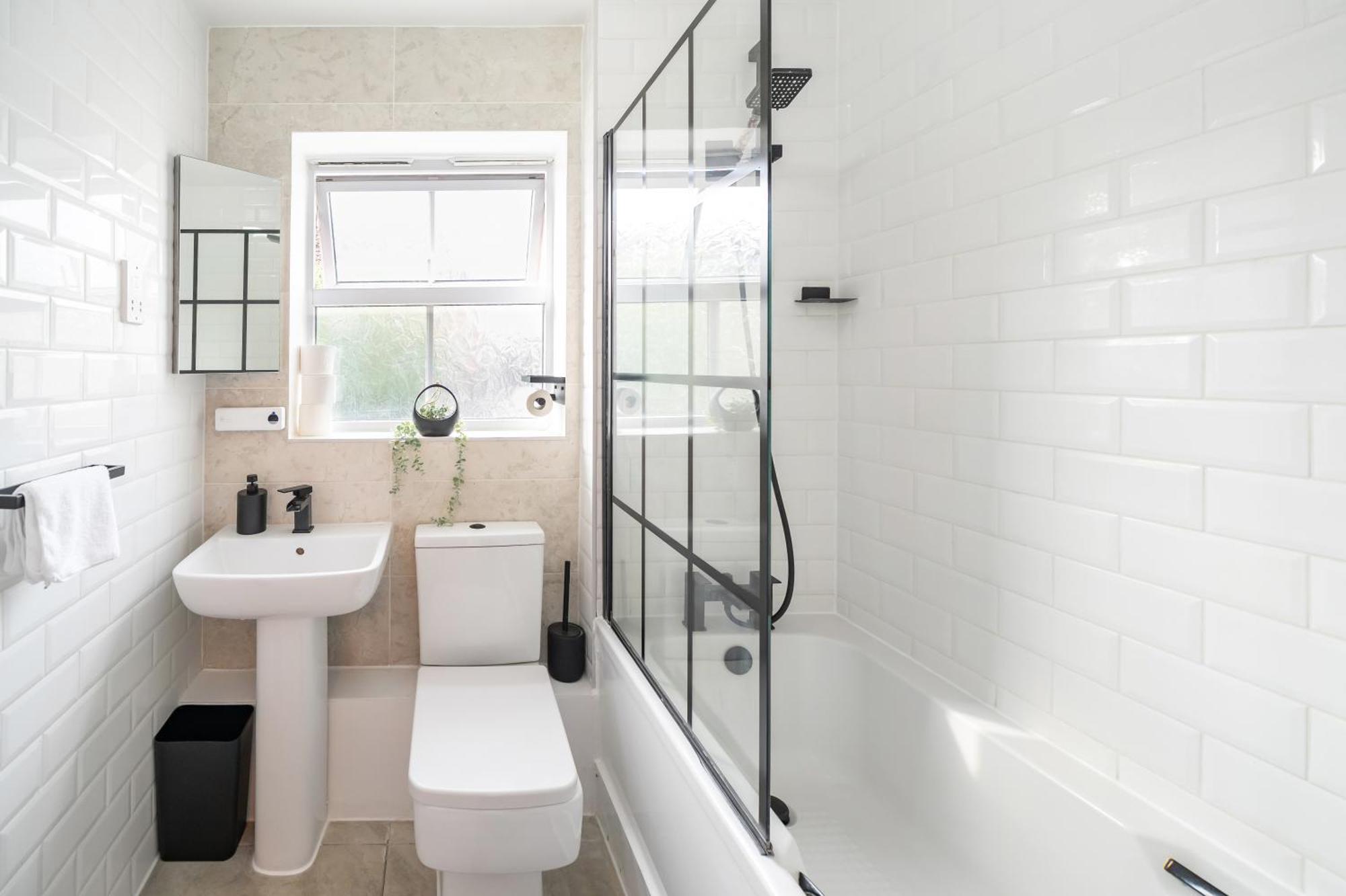 5 Min To Heathrow & Uxbridge Station With Parking Villa Hillingdon Exterior photo