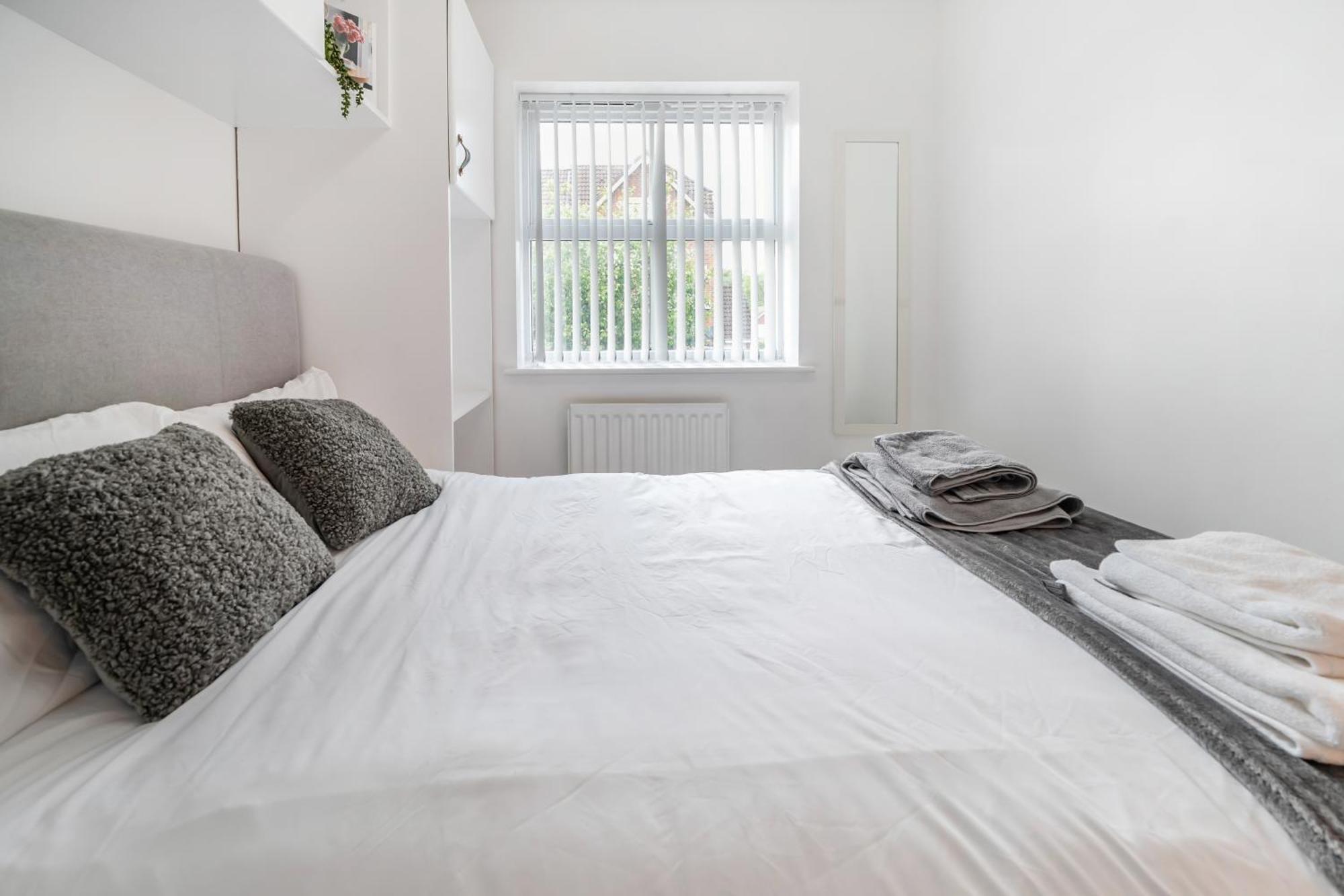 5 Min To Heathrow & Uxbridge Station With Parking Villa Hillingdon Exterior photo